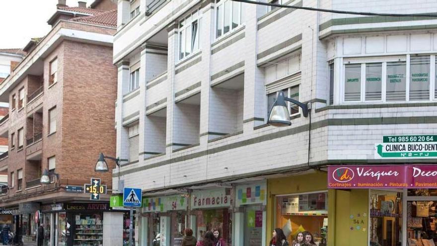 Una de las calles más comerciales de Pola de Laviana.