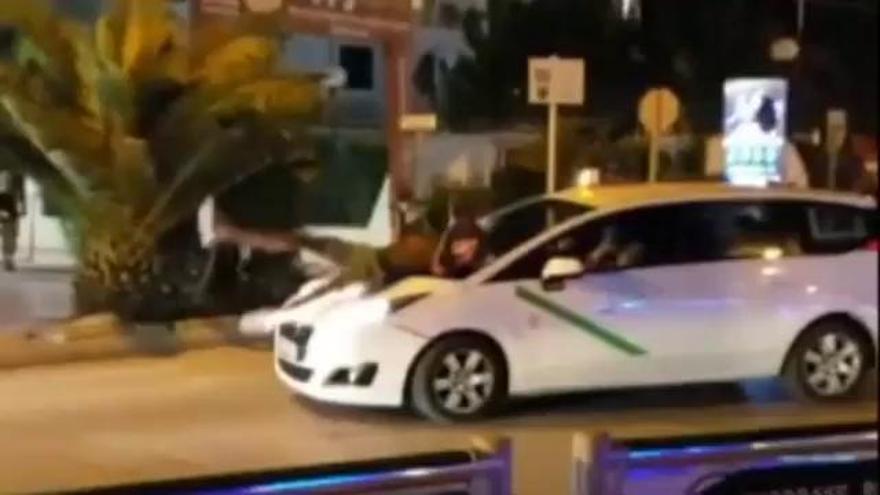 Un turista británico drogado se lanza contra un coche en marcha en Ibiza