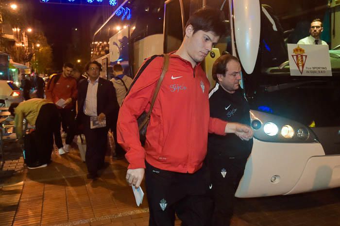 Futbol. Llegada del Sporting de Gijón