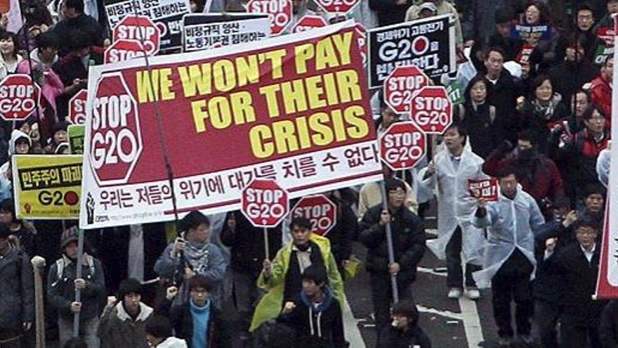 Las protestas chocan con la policía en Seúl