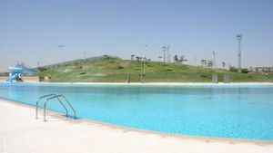 No tiene vistas al mar, pero esta piscina de Madrid tiene arena y agua saldada.