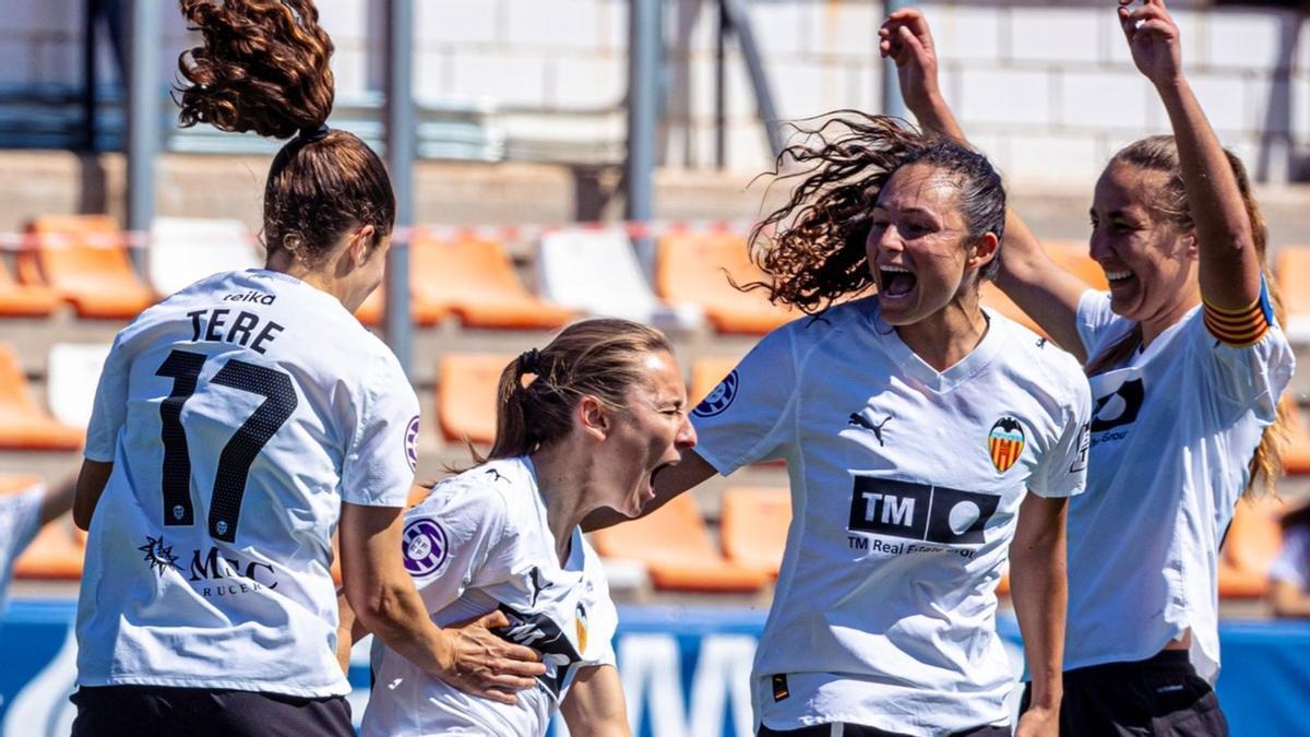 Marina Martí celebra el gol que le dio la victoria al Valencia CF