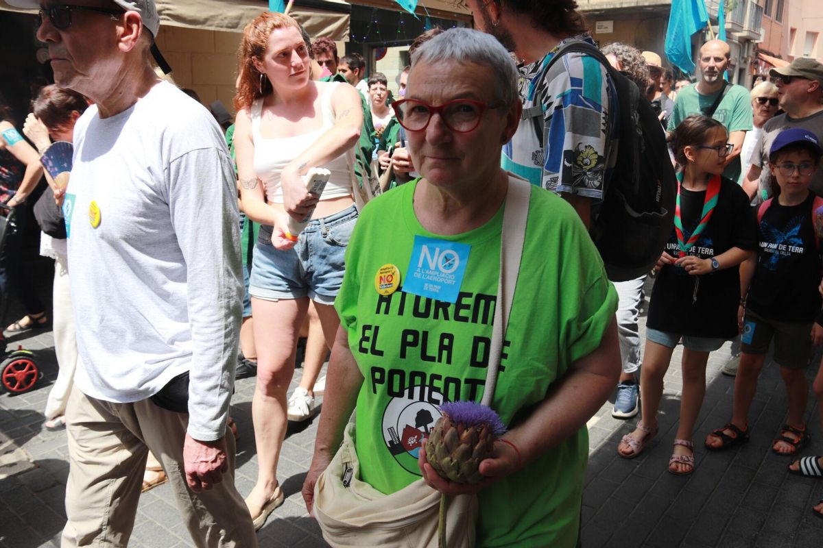 Una participant a la manifestació al Prat contra l’ampliació de l’aeroport.