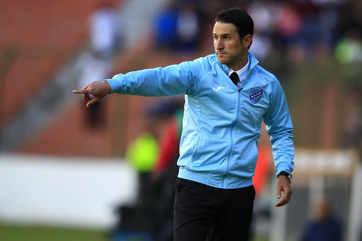 El entrenador de Bolívar Beñat San José dirige ante Liga de Quito.