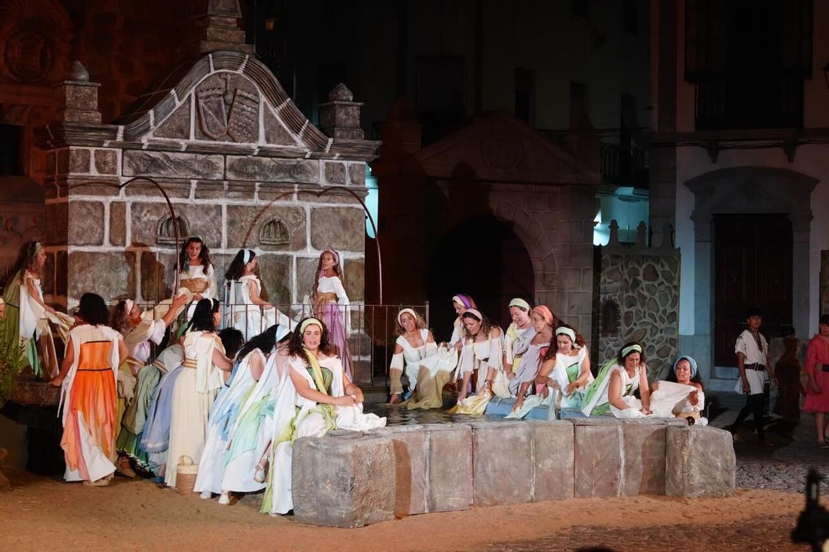 Hinojosa convierte la plaza de la Catedral en un gran escenario con 'La vaquera de la Finojosa' Hinojosa convierte la plaza de la Catedral en un gran escenario con 'La vaquera de la Finojosa'
