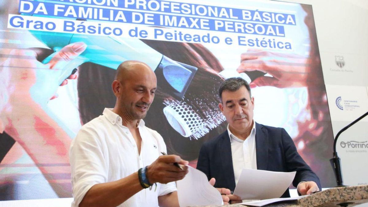 Alejandro Lorenzo y Román Rodríguez firman el convenio de colaboración, ayer.