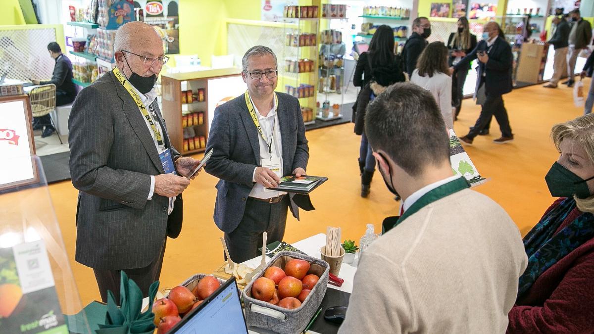 Juan Roig, izquierda, visita un estand en Alimentaria de fruta australiana.