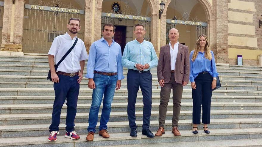 Miguel Ángel Pérez (izq.) y miembros de Vox en el Santuario de la Victoria de Málaga.