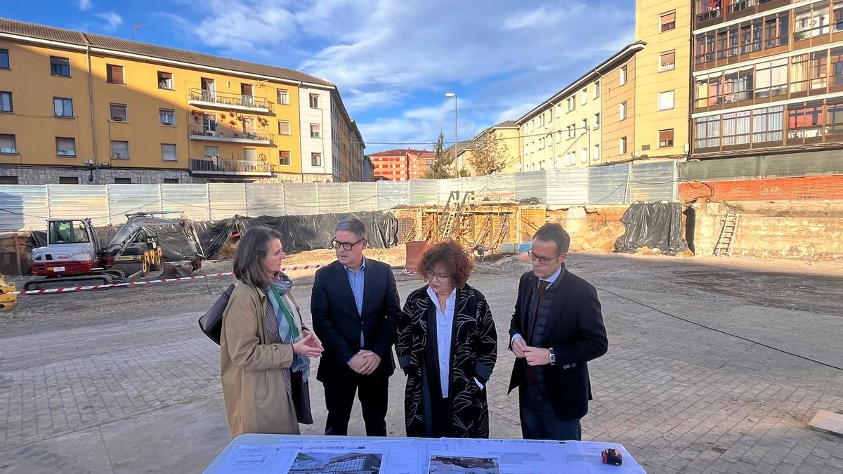 La concejala delegada de Políticas Sociales, María Velasco; el director general de Promoción de la Autonomía Personal y Mayores, Enrique Rodriguez Nuño; la consejera de Derechos Sociales, Marta del Arco; y el segundo teniente de alcalde, Nacho Cuesta.