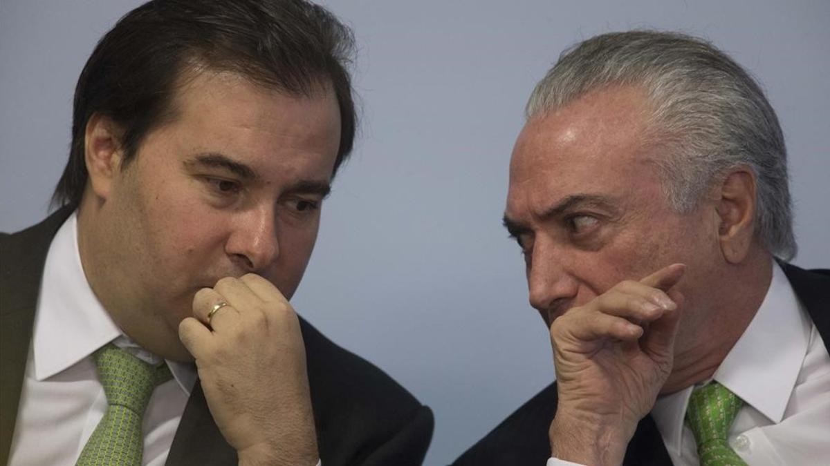 Temer (derecha) habla con el presidente de la Cámara de Diputados, Rodrigo Maia, en Brasil, el 5 de junio.