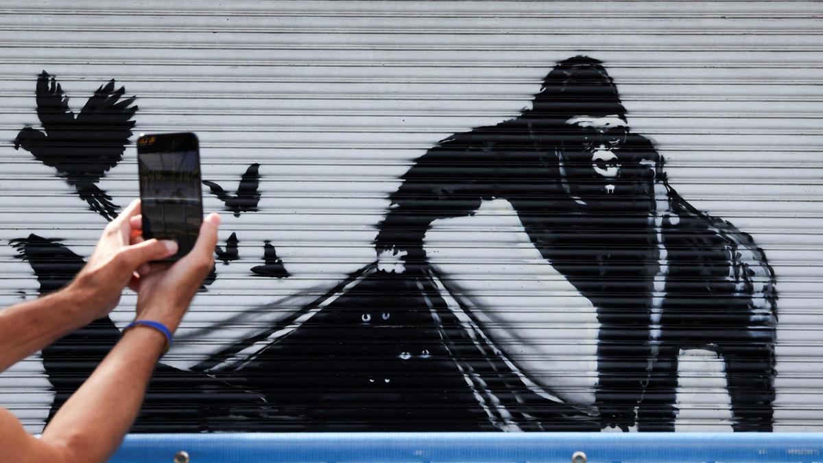 Un gorila, el noveno animal protagonista de la serie 'Zoo de Londres' de Banksy