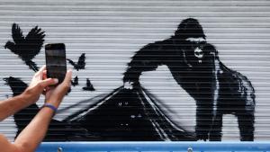 Un gorila, el noveno animal protagonista de la serie Zoo de Londres de Banksy