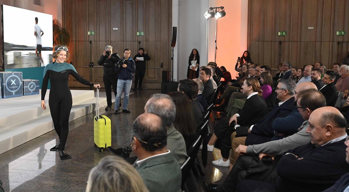 Marta Larralde, vestida de buzo, durante el acto en Los Escudos.