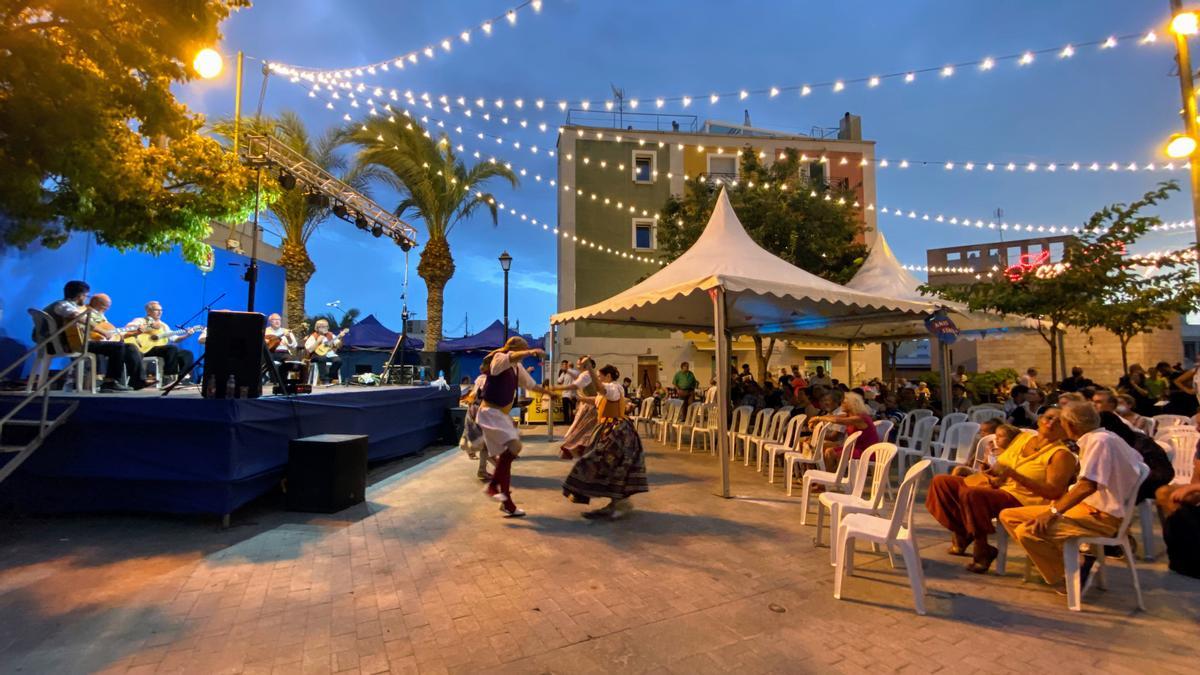 Los vecinos disfrutan de les danses en la plaza del Puente