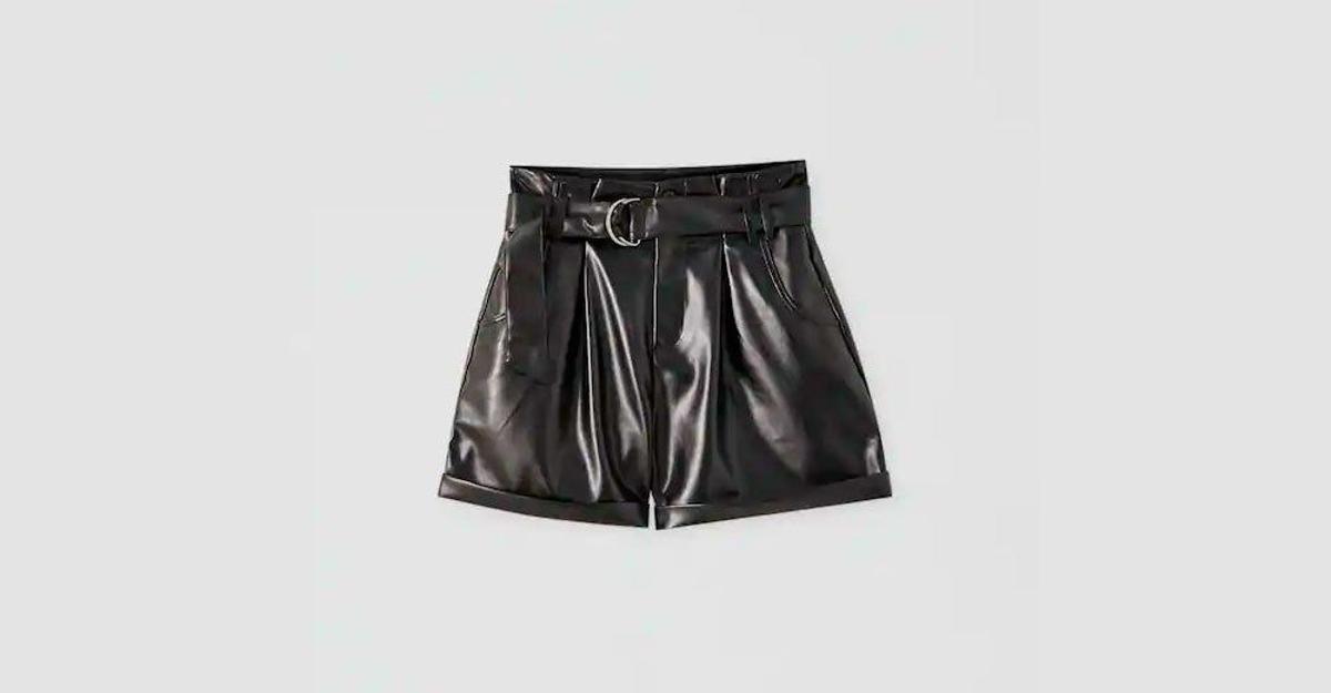 Shorts negros de efecto piel de Pull&amp;Bear. (Precio: 17,99 euros)