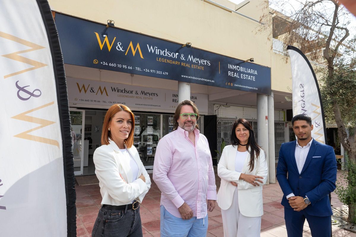 La oficina de Windsor and Meyers está situada en Platja d'en Bossa, en Ibiza.