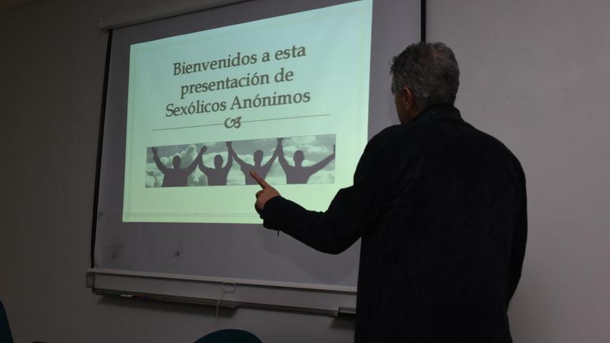 Un momento de una conferencia de la fraternidad, ayer en Murcia.