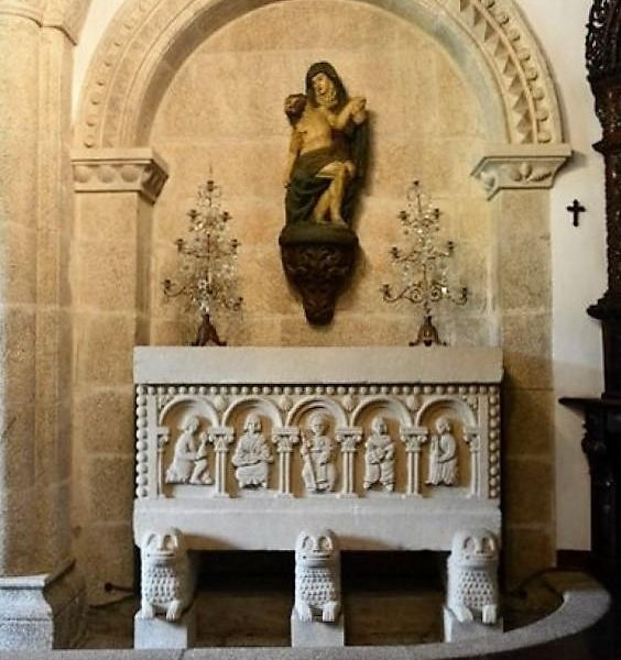 SARCÓFAGO DE LA CAPILLA DEL PAZO DE MEIRÁS QUE MANDÓ LABRAR EMILIA PARDO BAZÁN.