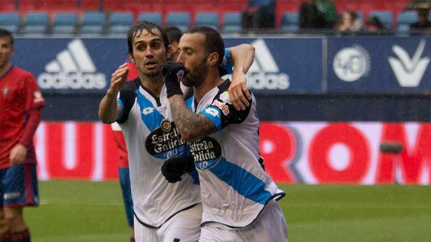 Guilherme, abrazado por Arribas, celebra el gol que marcó esta temporada en El Sadar.