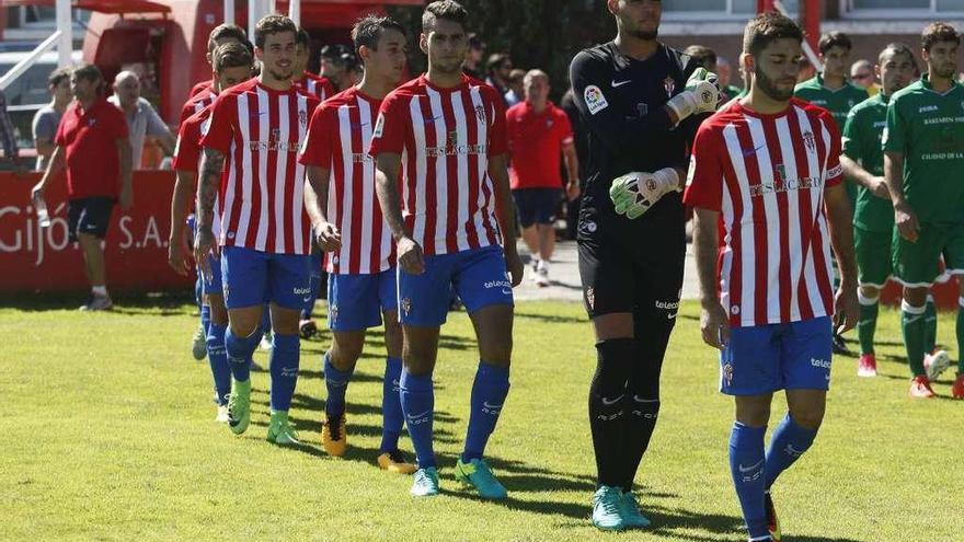 Los jugadores del Sporting B, con Ramón a la cabeza, saltan al césped de Mareo antes del partido contra el Gernika.