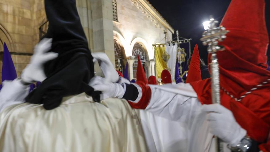 La procesión del Martes Santo en Gijón, en imágenes