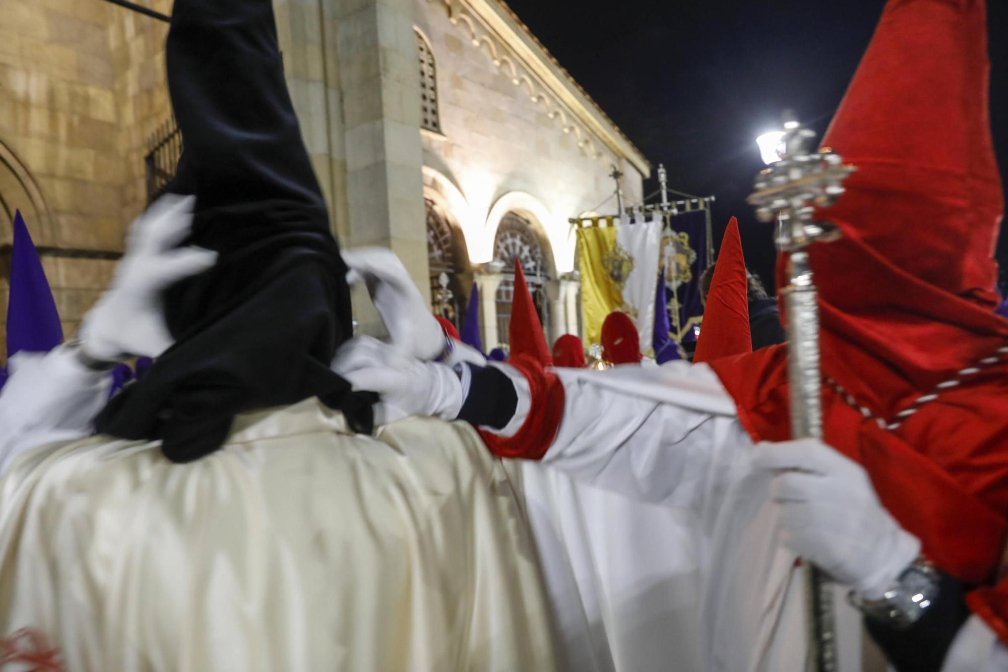 Así es la procesión del Martes Santo en Gijón (en imágenes)