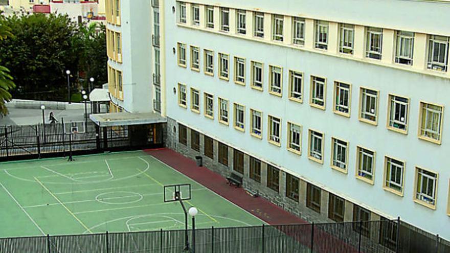 El colegio Giner de los Ríos y su instalación deportiva exterior. | juan carlos castro