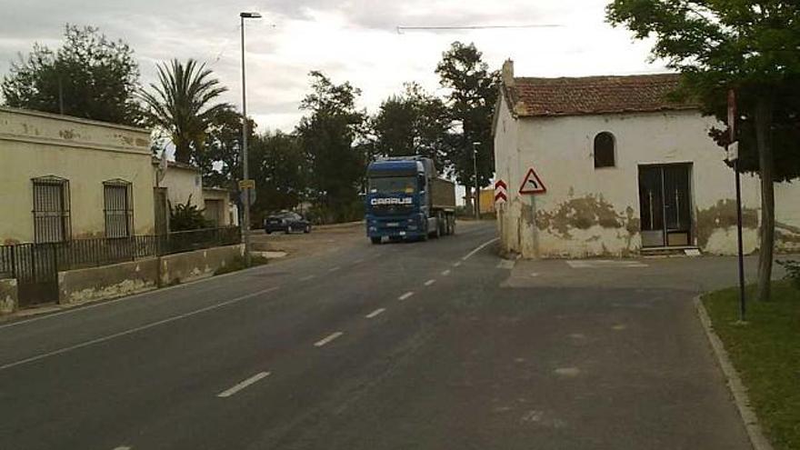 La Ermita se sitúa justo al lado de la carretera e impide la visibilidad en el cruce.