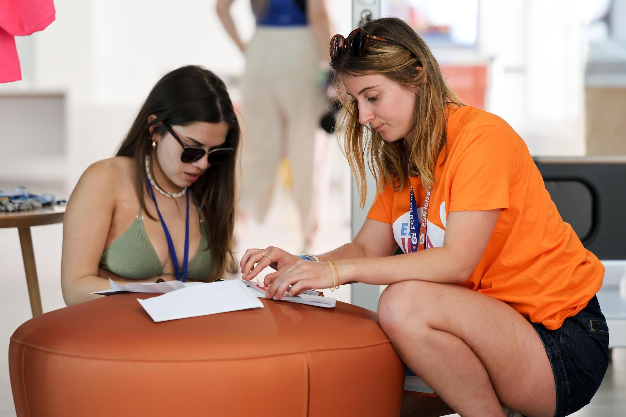 Visita de 2.000 Erasmus a Ibiza: "Me encanta la vibra del lugar"