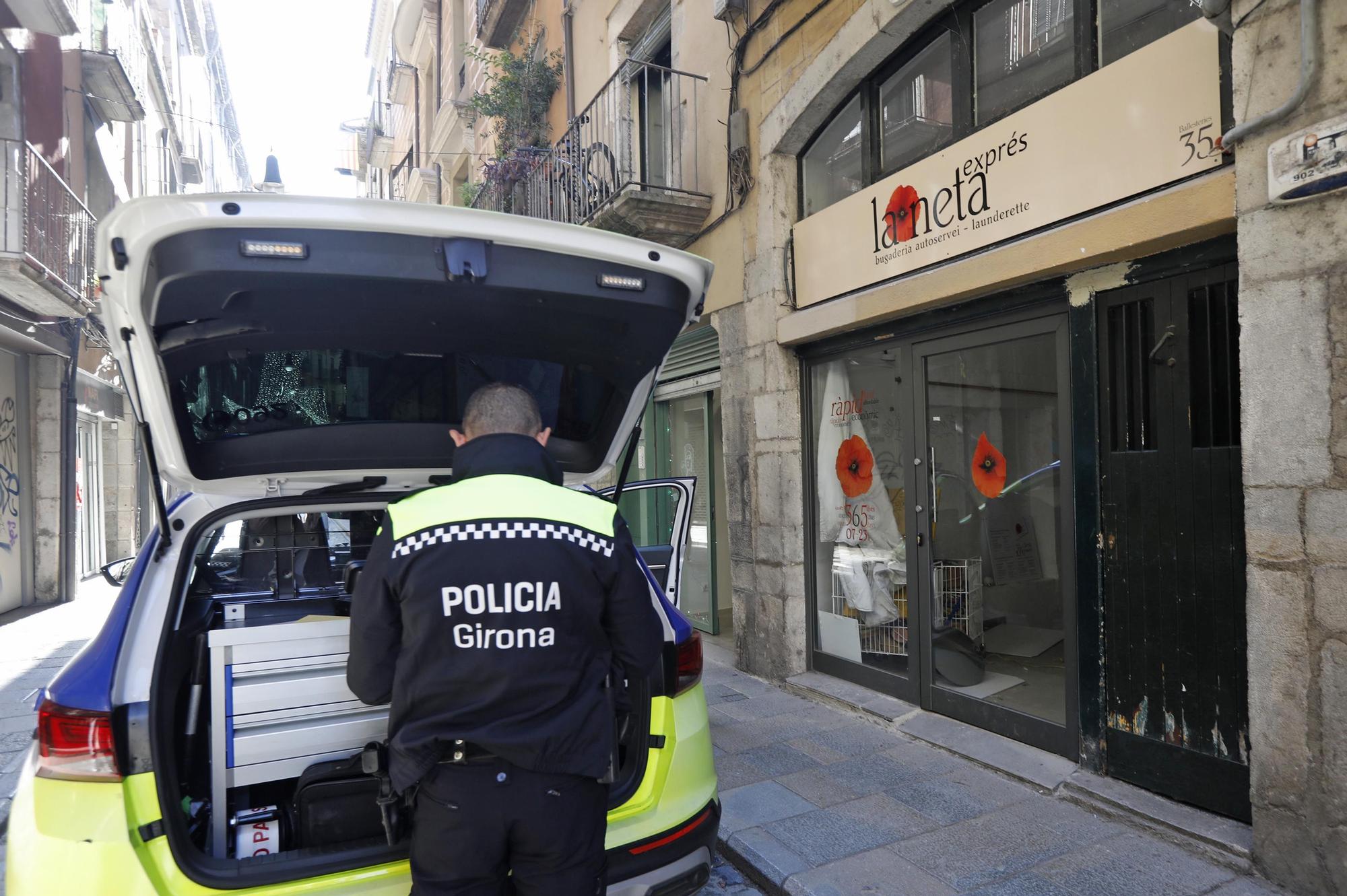 Causa danys en una bugaderia del Barri Vell de Girona, el detenen i li troben quilos de droga