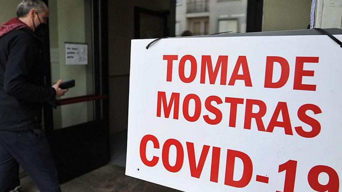 Cartel indicativo del acceso para la toma de muestras para test COVID en un centro de salud gallego. |  // Bernabé/J.Lalín