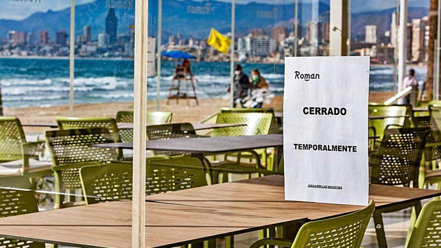 Un bar cerrado en Benidorm, tras las últimas restricciones.