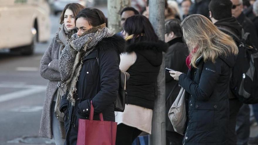 Viandantes se protegen del frío en Córdoba, donde las temperaturas bajan a partir de este martes, con mínimas que pueden llegar a -1 grado el viernes y el domingo.