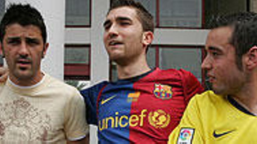 David Villa, a la salida de la ciudad deportiva de Paterna, junto a aficionados del Barcelona, en mayo de 2009