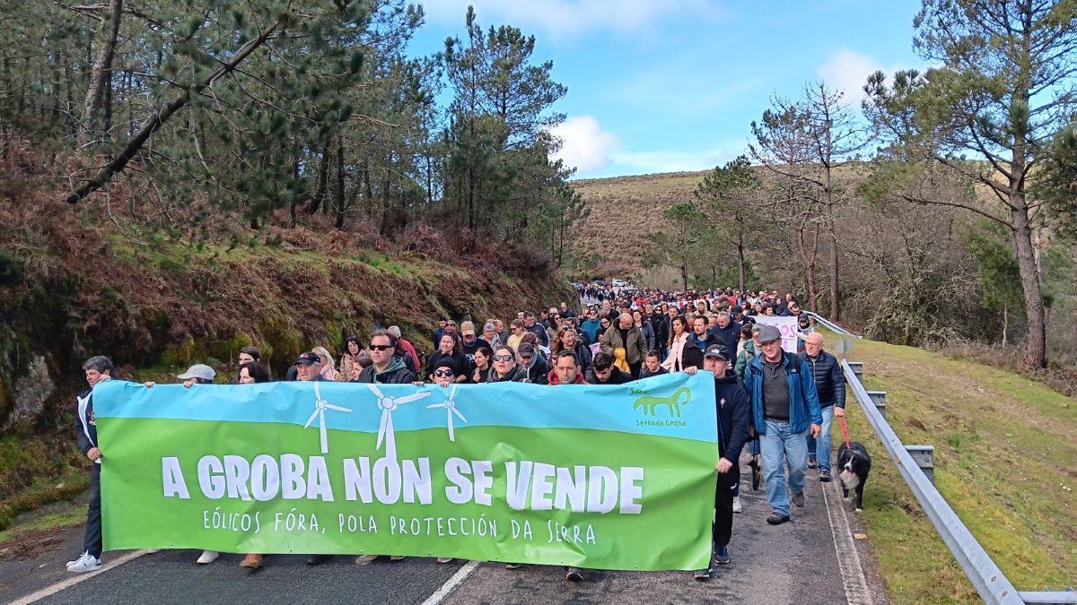 Multitudinaria manifestación en la Serra da Groba contra los nuevos proyectos eólicos