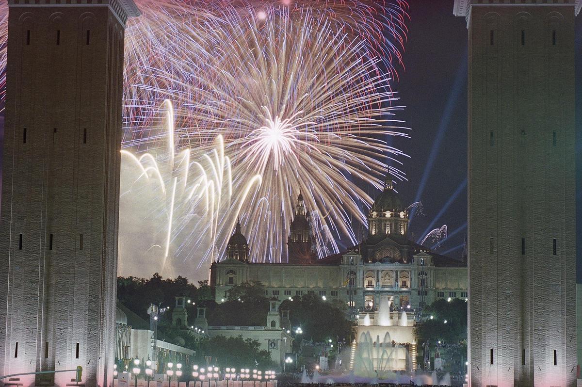 Espectáculo de fuegos artificiales en Montjuïc visto desde la plaza de España, durante la clausura de los Juegos Olímpicos de Barcelona en 1992.
