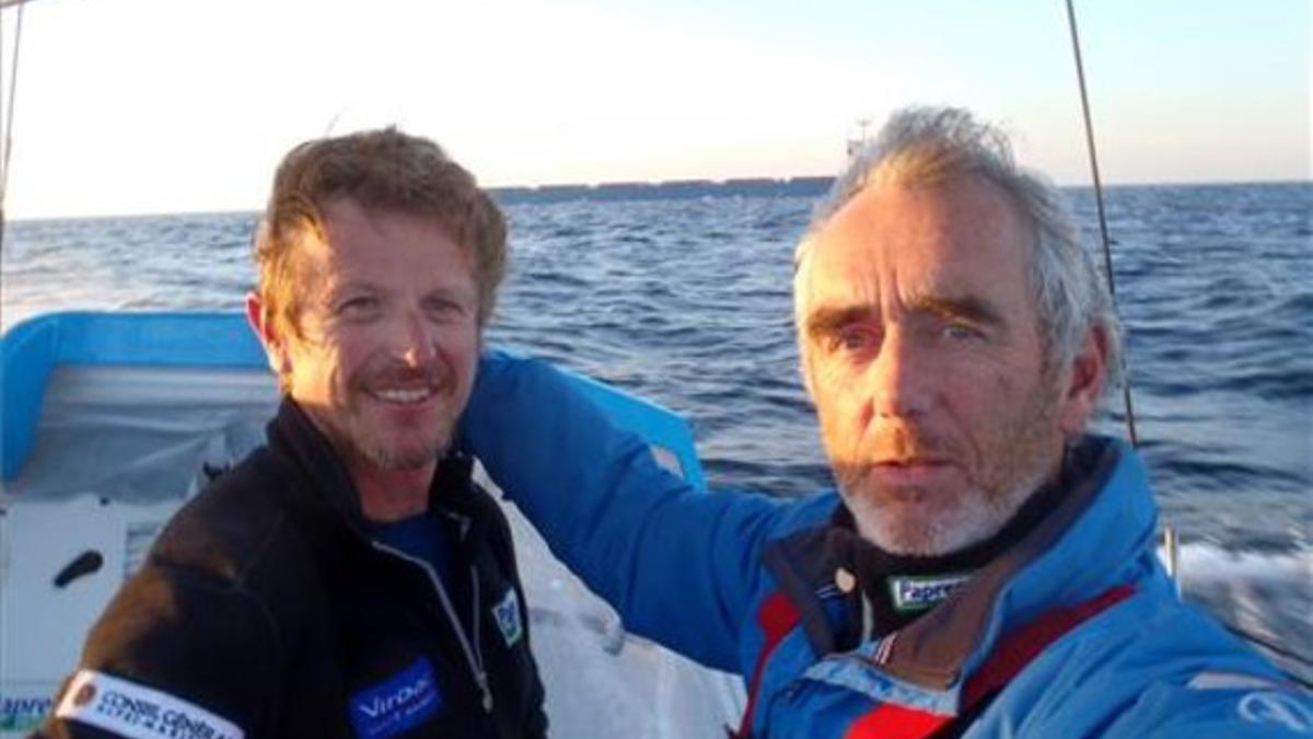 Los patrones de 'Vivrac Paprec 3', Dick y Peyron, a bordo del barco.