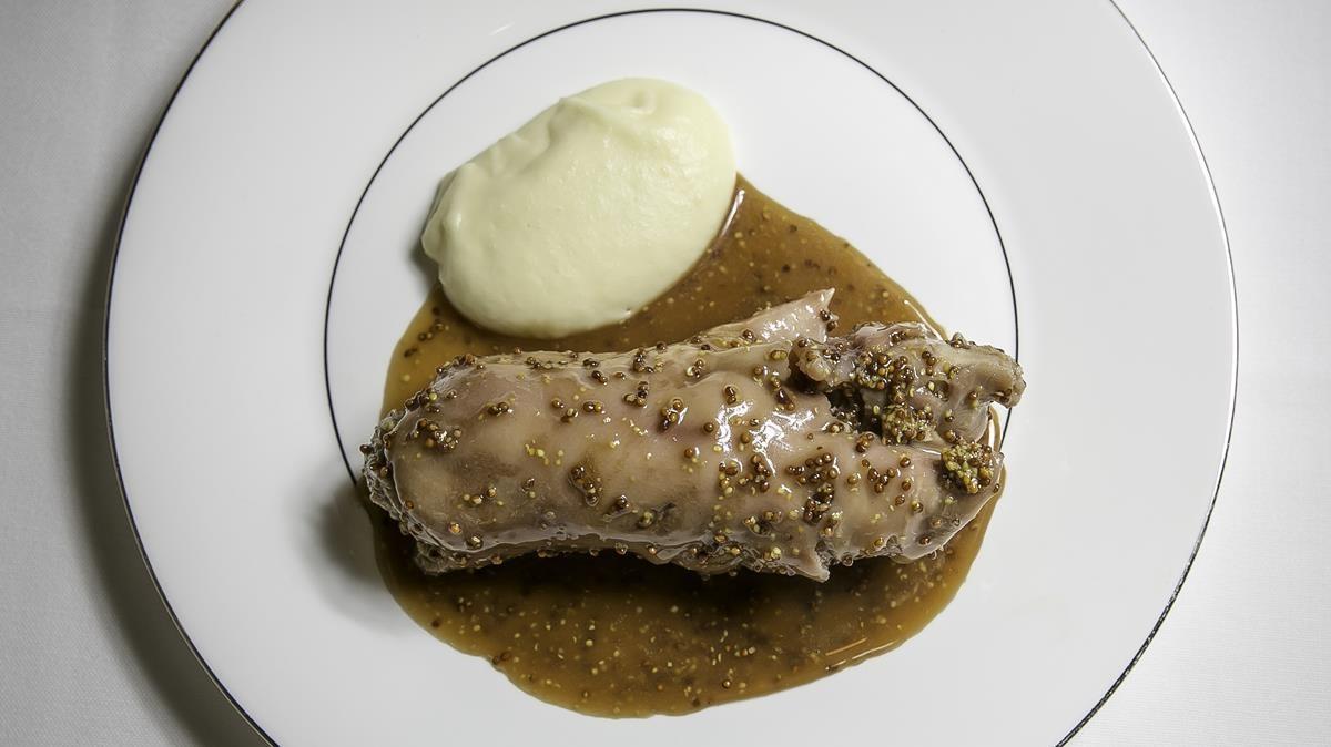 Las manitas de cerdo rellenas de 'pilota' de Gresca Bar.