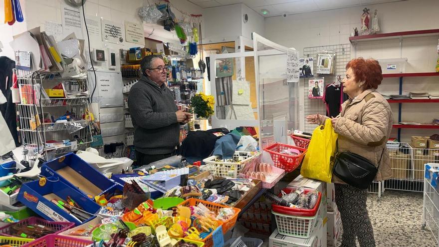 Últimos días del Bazar Llopis en Cáceres: cierre y liquidación en un comercio histórico del barrio