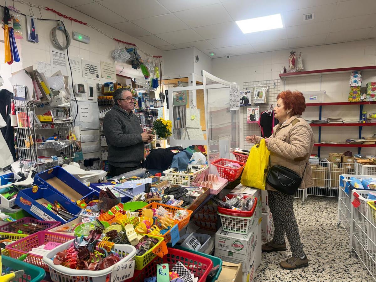 El propietario del Bazar Llopis, junto a una de sus clientas de toda la vida.