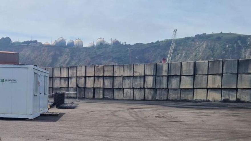 En marcha la obra de la barrera contra las nubes de carbón en El Musel