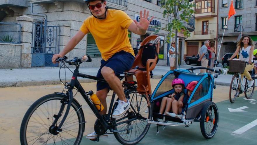 Participantes en la &quot;bicicletada&quot; que tuvo lugar ayer entre Vilagarcía y Carril.