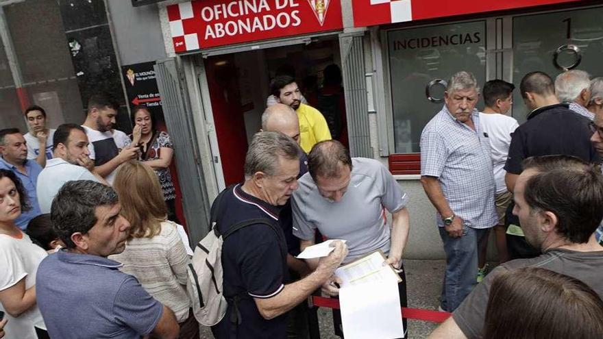 Falo Castro consulta la lista de citas previas con un aficionado.