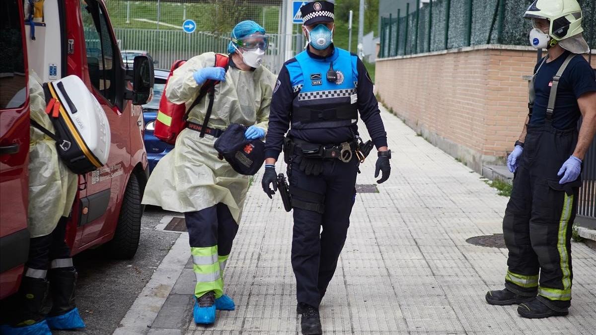 segea53092870 la policia municipal de pamplona  junto a bomberos y uvi m v200411102830