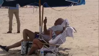 El presidente de Estados Unidos, Joe Biden, y su mujer, Jill, toman el sol en una playa en Delaware