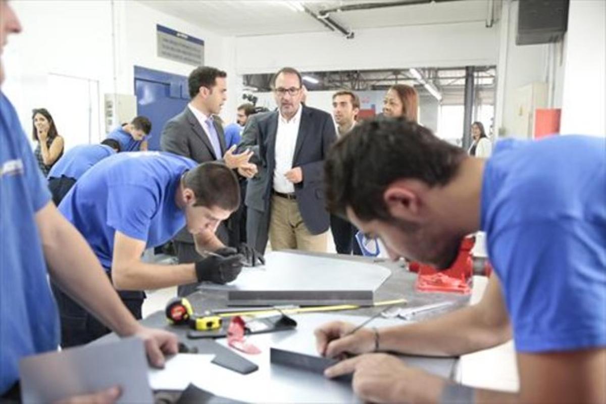 Ramon Espadaler, durant la seva visita, ahir, a l’escola de FP Monlau.
