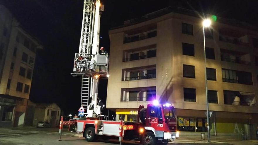 El camión escalera de los bomberos, en El Ferial, esta madrugada.