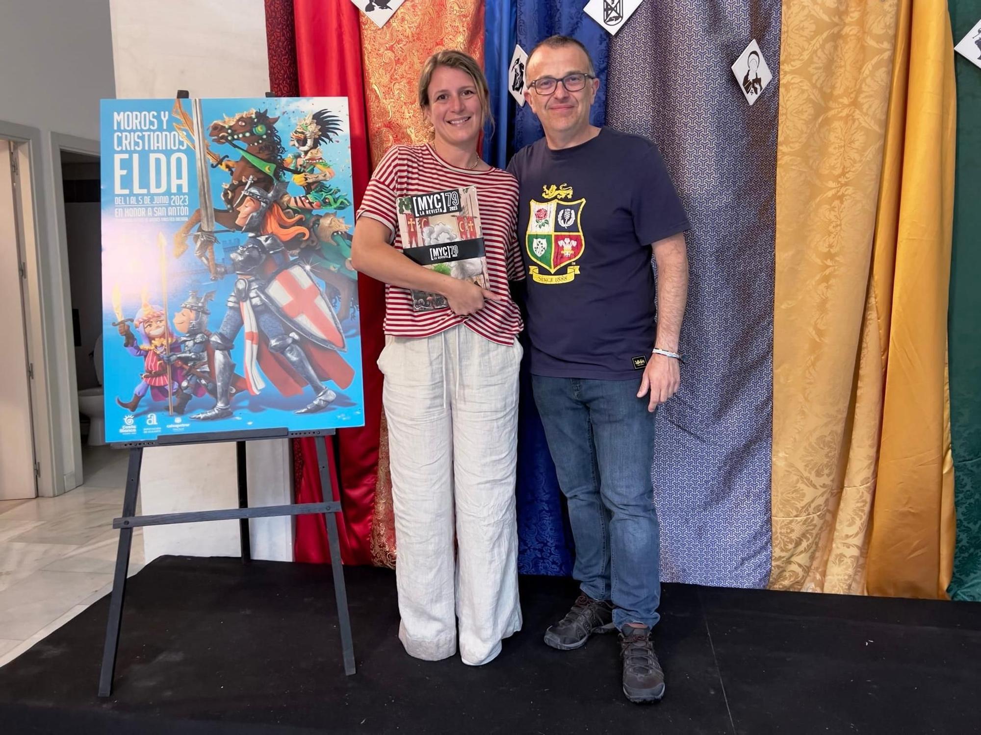 La directora Clara Roquet con la revista de fiestas de Moros y Cristianos de Elda junto a Daniel Codina, directivo de la Junta Central de Comparsas.