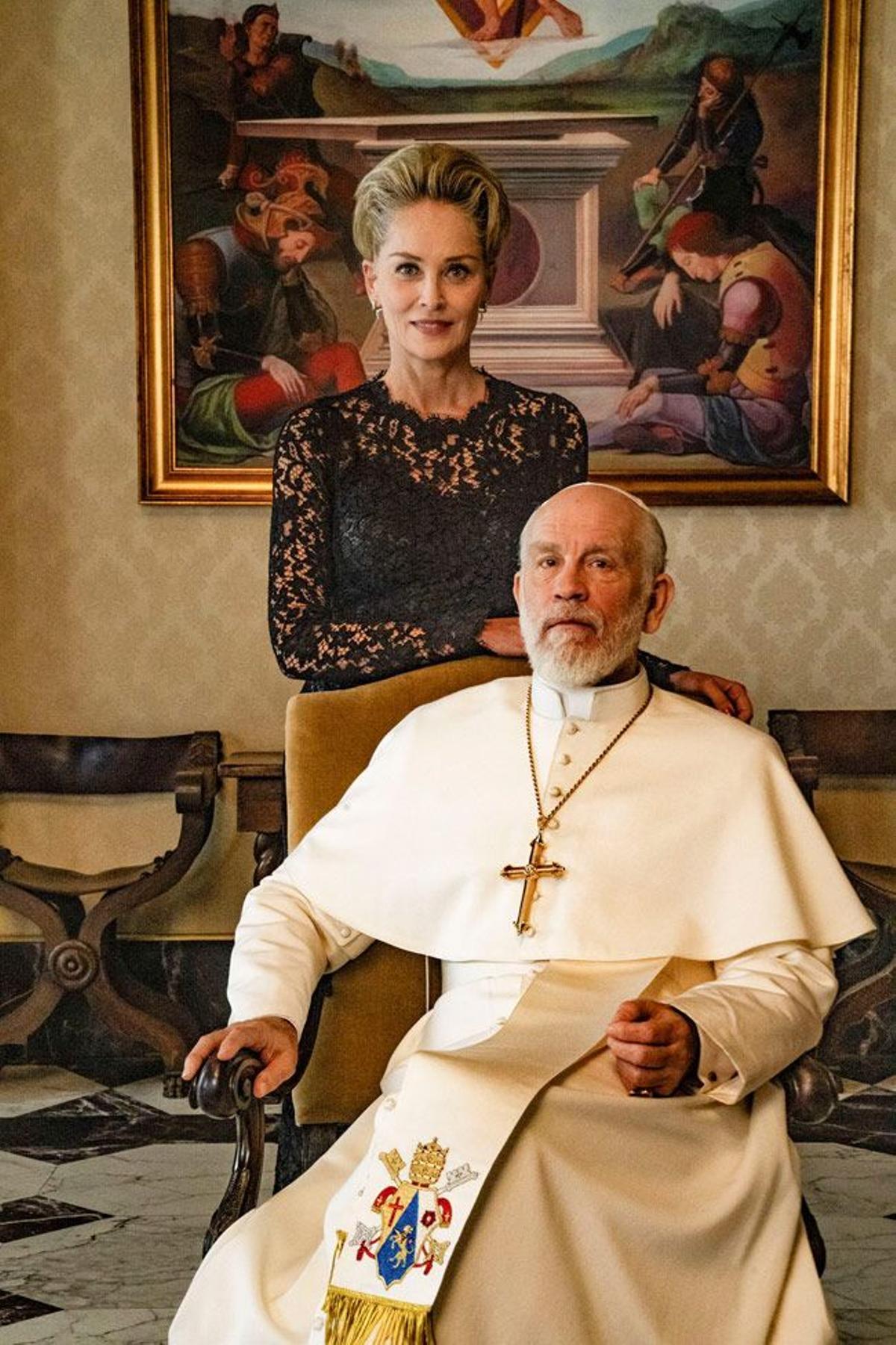 Sharon Stone y John Malkovich en 'The new Pope'