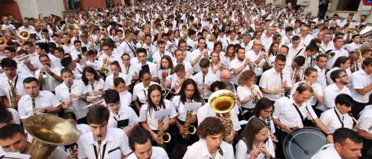 Ejemplo total de asociacionismo: fiestas y bandas de música, en la Entrà de Bandes de Ontinyent interpretando «Chimo» en 2018.